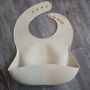Mushie Silicone Baby Bib with Catcher Pocket - Cream